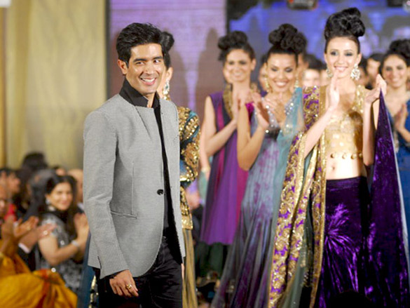 karisma and zeenat aman at manish malhotras fashion show 3