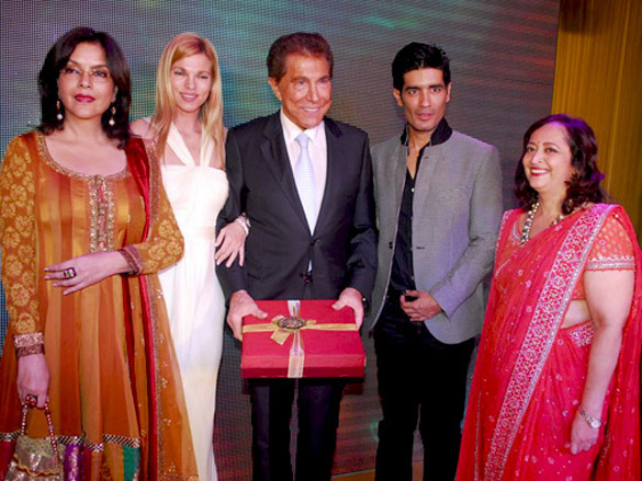 karisma and zeenat aman at manish malhotras fashion show 7
