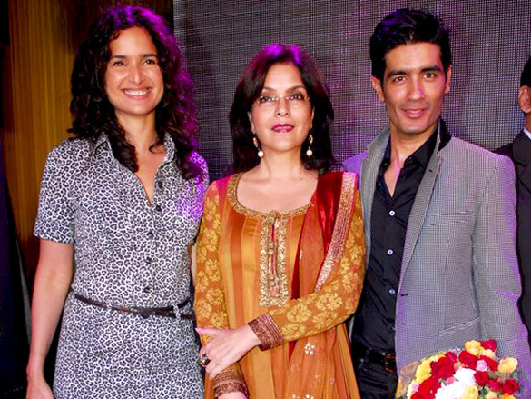 karisma and zeenat aman at manish malhotras fashion show 8