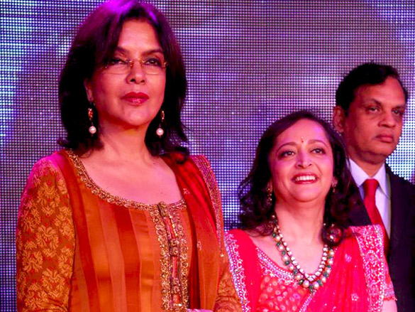 karisma and zeenat aman at manish malhotras fashion show 11