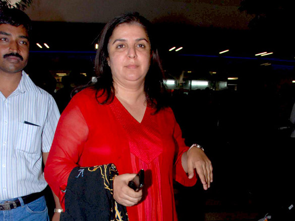 farah and saif ali khan spotted at the airport 3
