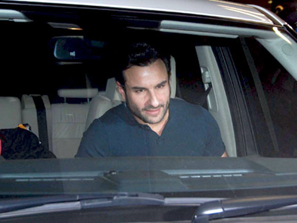 farah and saif ali khan spotted at the airport 7