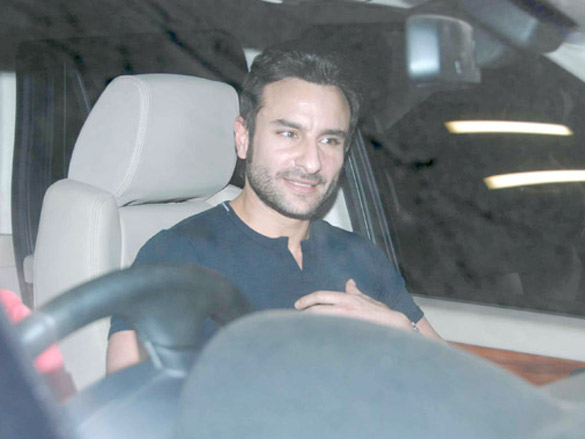 farah and saif ali khan spotted at the airport 8