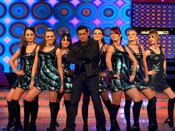 salman khan and katrina kaif on the sets of bigg boss 4 9