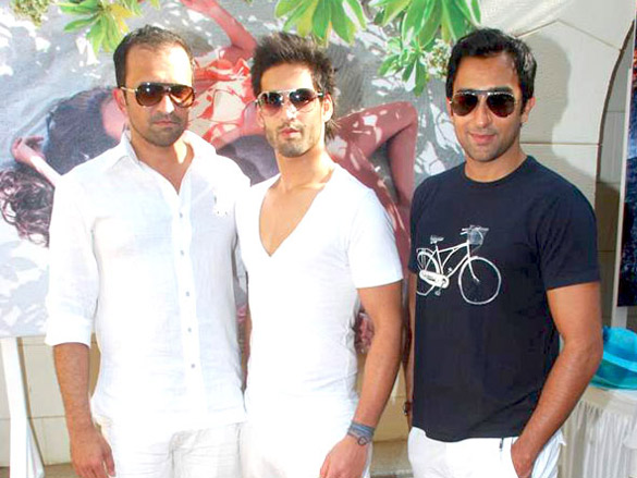 salman khan and deepika at kingfisher calendar 2011 launch 23