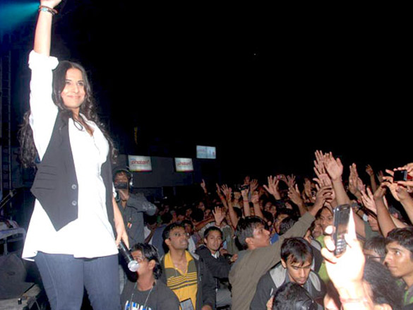 rani and vidya in a playful mood at mood indigo 6