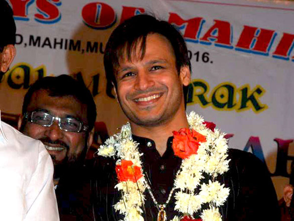 vivek oberoi visits mahim darga 6