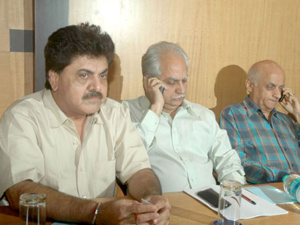 ramesh sippy and mukesh bhatt at producers guild meet 6