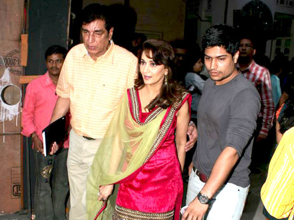malaika and madhuri on the sets of jhalak dikhhla jaa 4