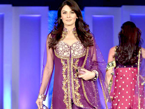 top models walk the ramp for brands at india fashion forum 6