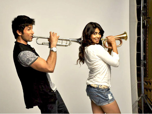 shahid kapoor and genelia shoot tvc for colgate maxfresh 2