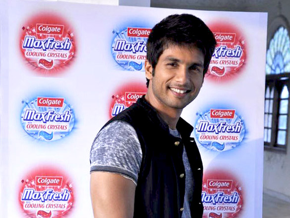 shahid kapoor and genelia shoot tvc for colgate maxfresh 6