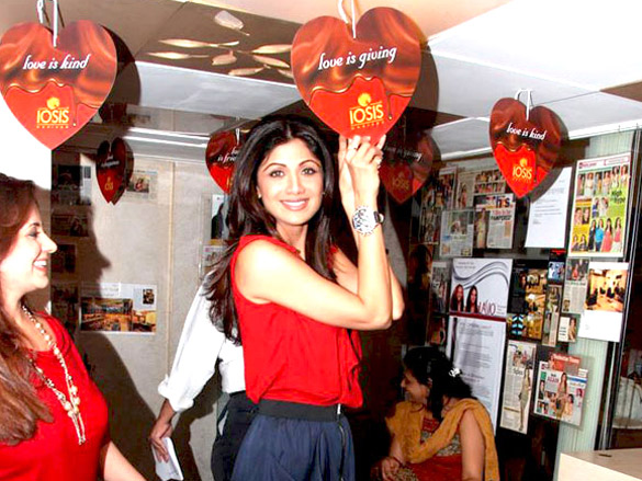 shilpa shetty at iosis event with underprivileged children 7