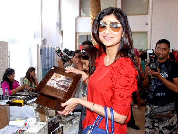 shilpa shetty and amrita arora at araish exhibition 4