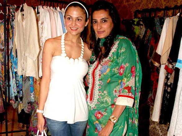 shilpa shetty and amrita arora at araish exhibition 5