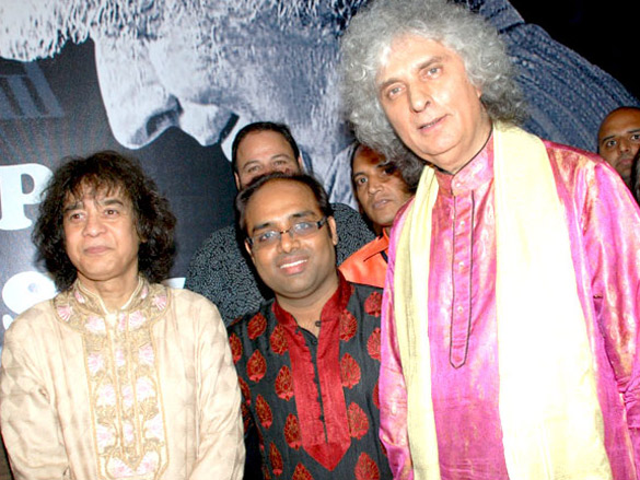 pandit shiv kumar sharma and zakir hussain at the living legends 2