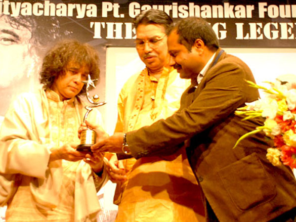 pandit shiv kumar sharma and zakir hussain at the living legends 5