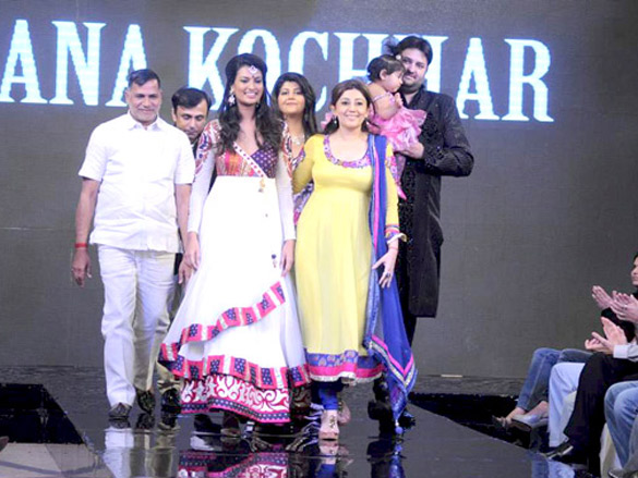 sayali and urvashi at gitanjali tour de india fashion show 2