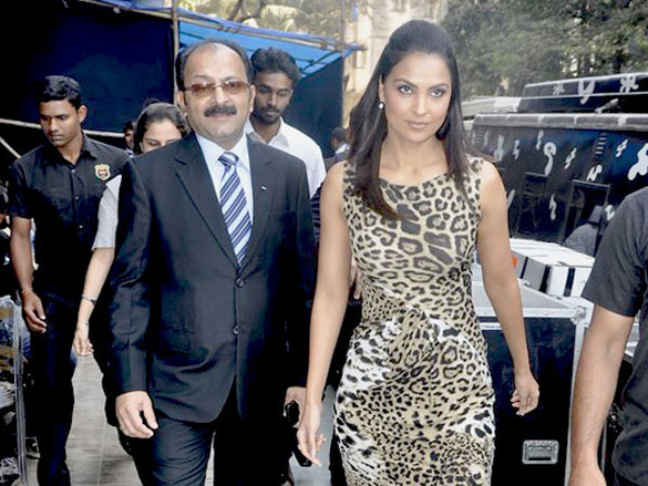 lara dutta unveils the new audi a8 11