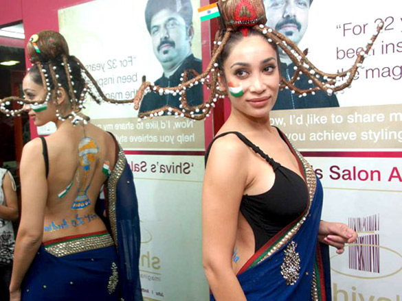 sofia hayat gets her bare back painted 3