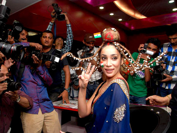 sofia hayat gets her bare back painted 5