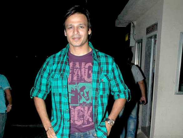 rishi neetu and vivek oberoi snapped at suburban multiplex 2