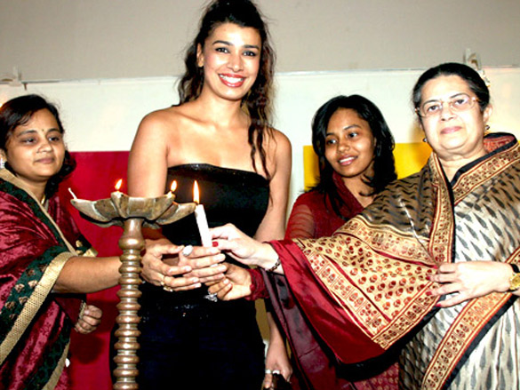 mink and jackie shroff at painting exhibition by women art foundation 2