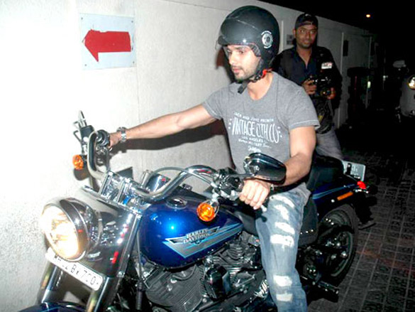 shahid kapoor snapped with harley davidson bike 4