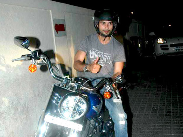 shahid kapoor snapped with harley davidson bike 8