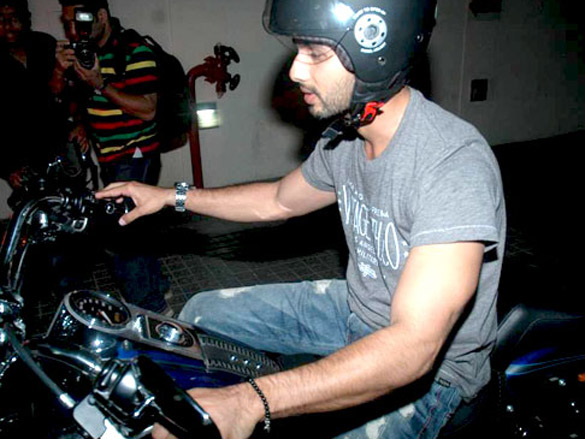 shahid kapoor snapped with harley davidson bike 9