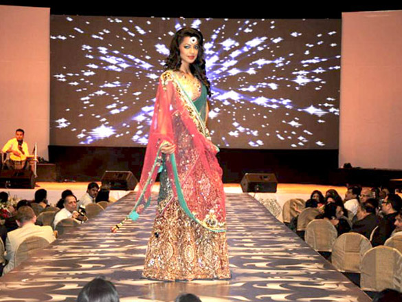 mugdha godse walks the ramp for vikram phadnis at hdil invitation cup awards 5