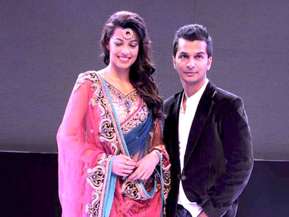 mugdha godse walks the ramp for vikram phadnis at hdil invitation cup awards 6