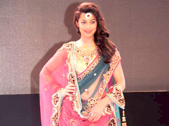 mugdha godse walks the ramp for vikram phadnis at hdil invitation cup awards 9