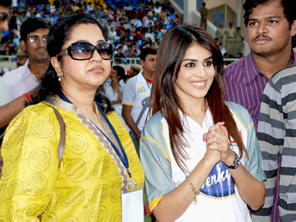 salman khan and genelia dsouza at ccl vizag cricket match 5