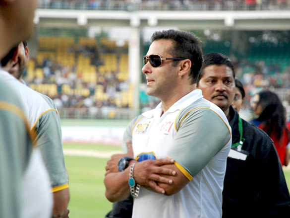 salman khan and genelia dsouza at ccl vizag cricket match 8