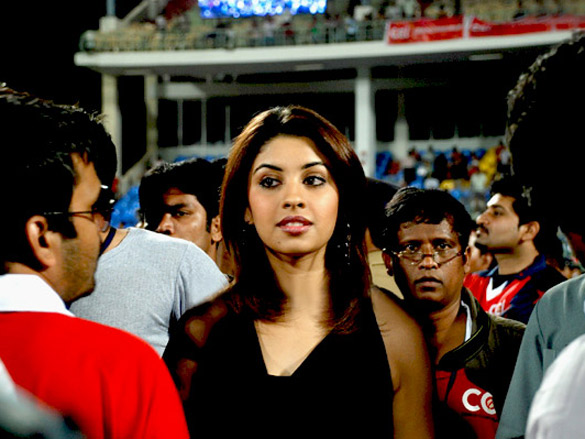 salman khan and genelia dsouza at ccl vizag cricket match 10