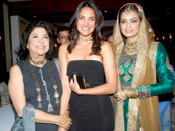 lara dutta dia mandira and shabana at ritu kumar show 2