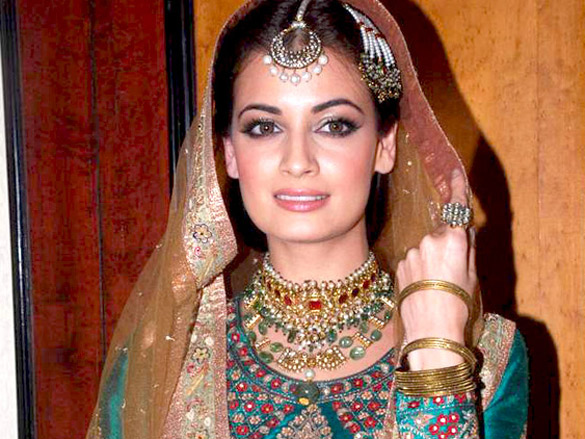 lara dutta dia mandira and shabana at ritu kumar show 11