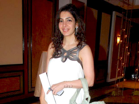 lara dutta dia mandira and shabana at ritu kumar show 25