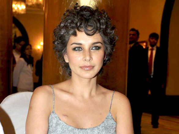 lisa ray launches lifecell femme 8