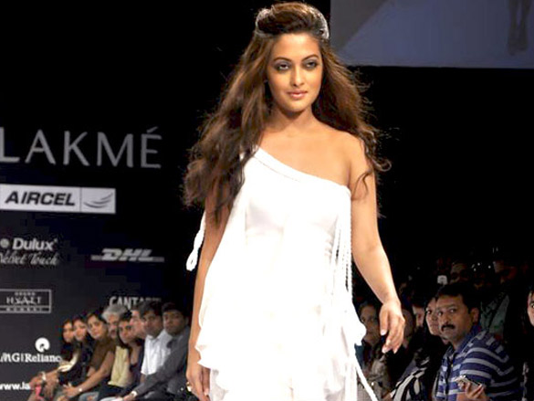 riya sen walks the ramp for arpan vohra at lakme fashion week 2011 day 1 7