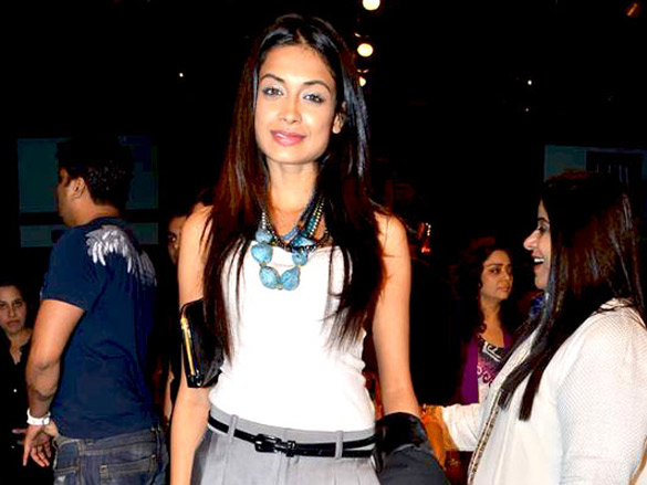 kareena sameera and amrita at manish malhotras show at lakme fashion week 2011 day 2 17