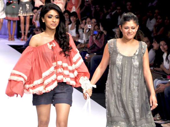 zoa morani walks the ramp for pallavi mohan at lakme fashion week 2011 day 5 3