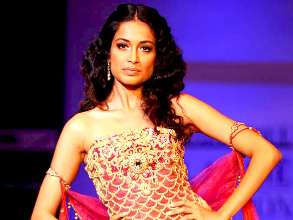 sarah jane dias walks the ramp for satya paul at lakme fashion week 2011 day 5 4