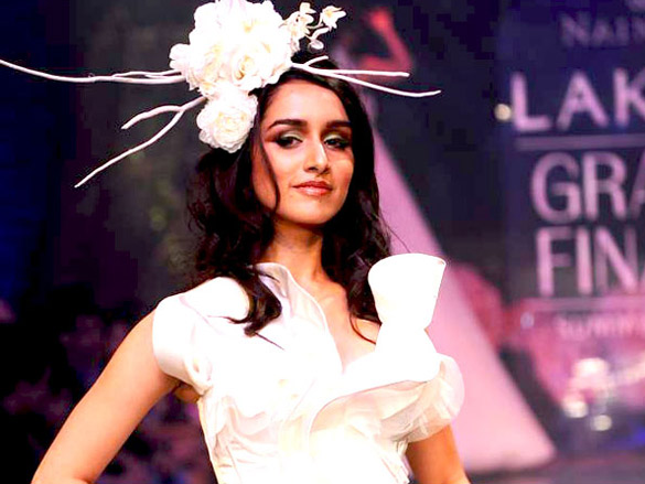 gauri nainikas showcase at lakme fashion week 2011 grand finale 4
