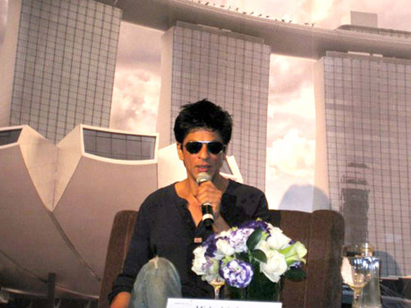 shahrukh at zee cine awards 2011 press conference in singapore 6
