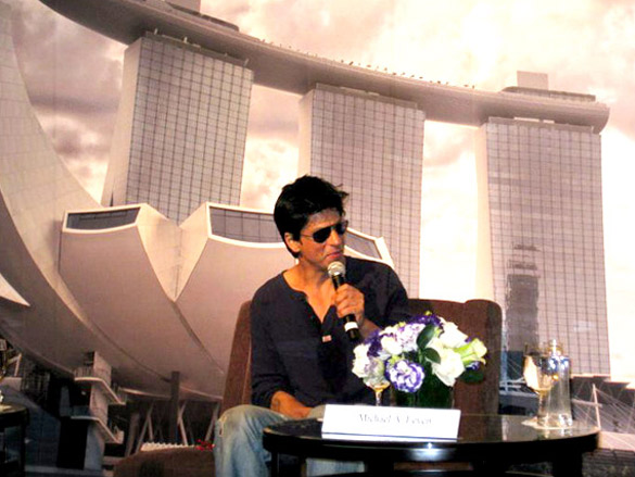 shahrukh at zee cine awards 2011 press conference in singapore 7