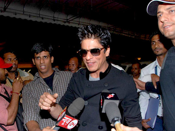 shahrukh and priyanka leave for zee cine awards 2011 in singapore 4