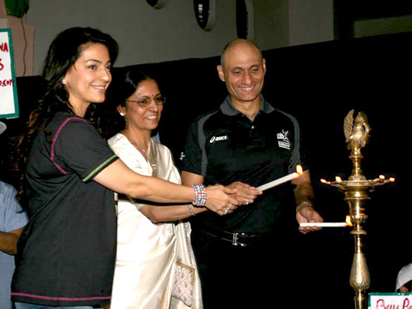 juhi chawla at standard chartered mumbai marathon event 2