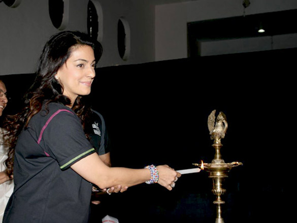 juhi chawla at standard chartered mumbai marathon event 3